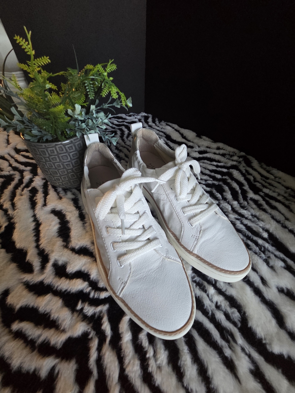 Naturalizer White Leather Lace-Up Sneakers